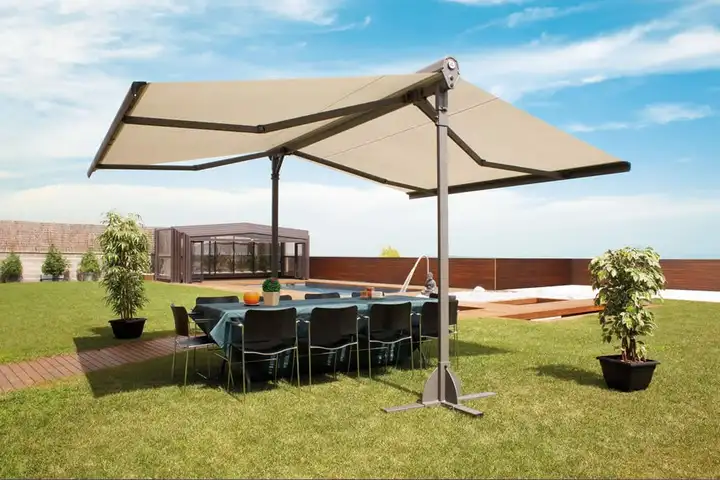 Abri de terrasse sur pieds, à double pente de toile, au-dessus d’une table