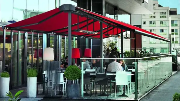 Terrasse de restaurant abritée par des abris de terrasse à toile rouge