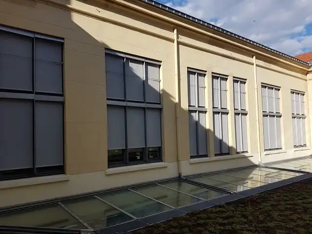 Façade des Archives municipales de Lyon, stores enrouleurs extérieurs gris baissés devant les fenêtres