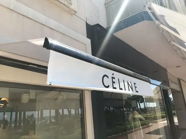 Gros plan sur le lambrequin blanc et son lettrage Celine