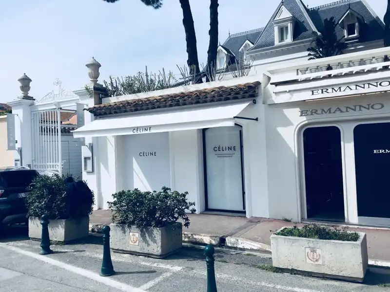 Boutique Celine à Saint-Tropez sous sa nouvelle bannette blanche