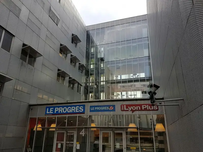 Entrée des locaux du Progrès à Lyon Confluence, au fond d’une cour entre deux façades métalliques
