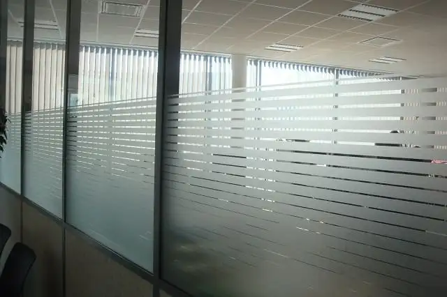 Cloison vitrée habillée d’un film décoratif à bandes horizontales