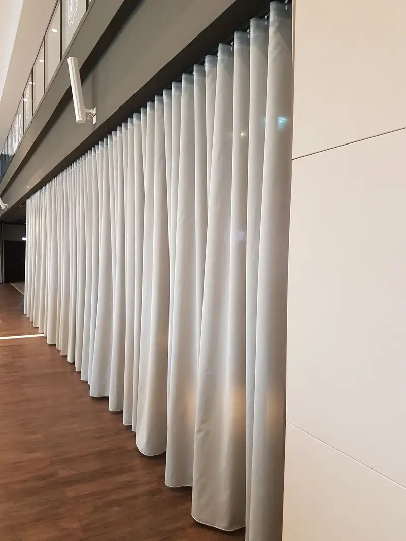 Le grand rideau blanc déployé le long du salon du Groupama Stadium