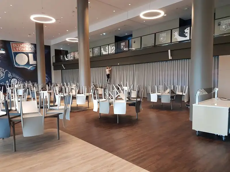 Le salon, ses tables et, au fond, le rideau blanc déployé