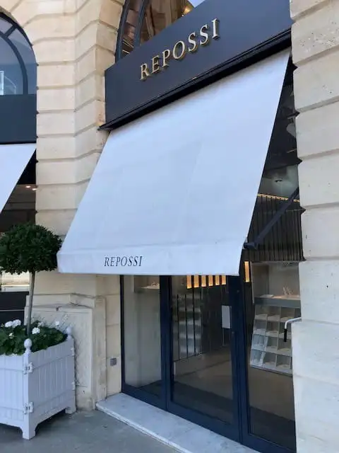 La vitrine Repossi avant le rentoilage, sous l’ancienne toile