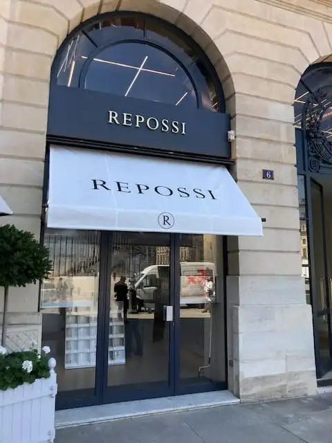 Bannette blanche au nom de Repossi sur la vitrine de la place Vendôme