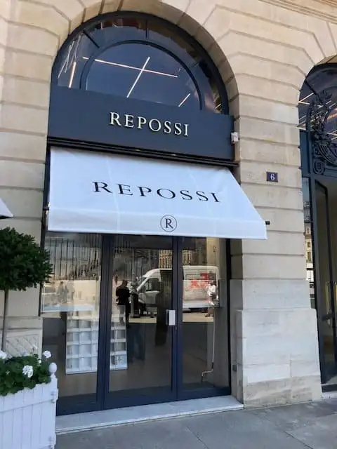 Bannette blanche au nom de Repossi sur la vitrine de la place Vendôme