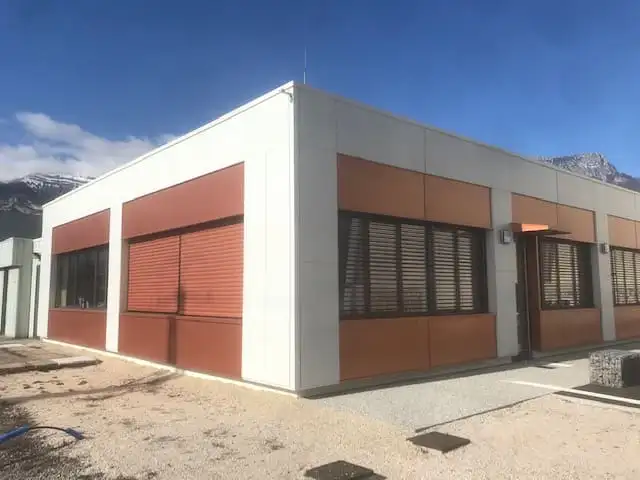 Bâtiment de plain-pied de RTE à Champagnier, brise-soleil couleur cuivre intégrés aux panneaux de façade