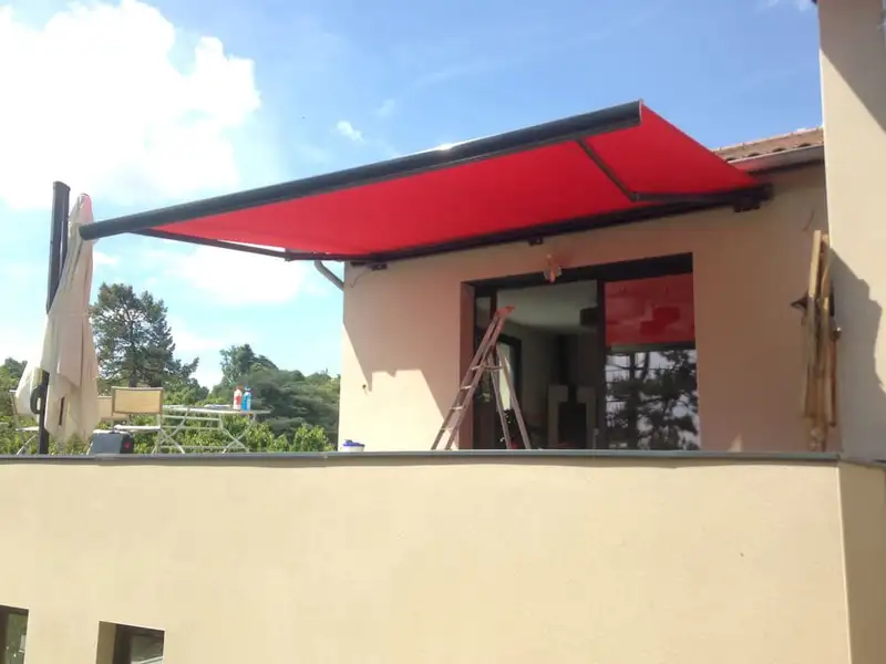 Le store vu de face, au-dessus de la baie vitrée qui ouvre sur le toit-terrasse