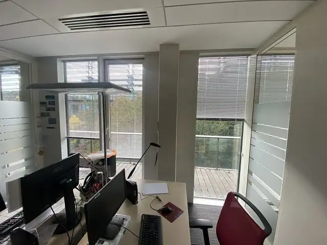 Bureau du siège d’APICIL : stores vénitiens blancs à lames fines devant les fenêtres