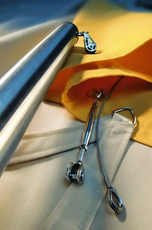 Tendeur et mousqueton en inox reliant l’angle d’une voile d’ombrage à son câble
