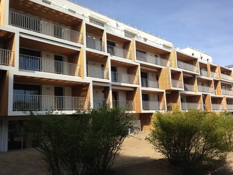 La résidence de logements à Grenoble, façade à balcons et bardage bois